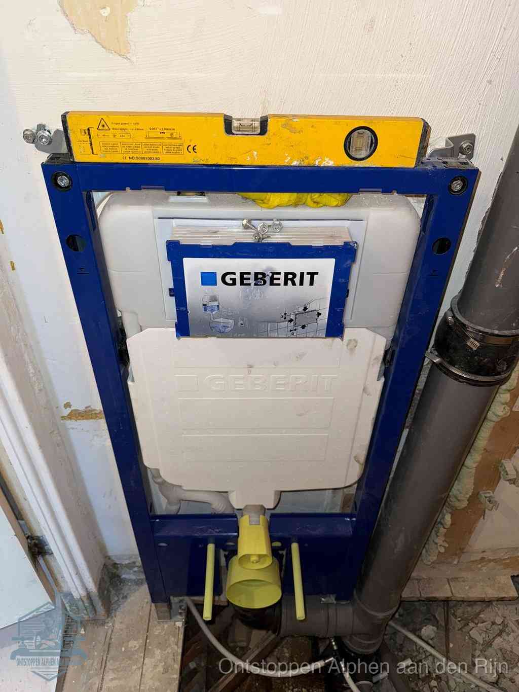 Een Geberit inbouwreservoir met frame voor een hangtoilet tegen de wand, met de afvoerbocht naar de vloer, kenmerkend voor een verstopt hangtoilet in Alphen aan den Rijn
