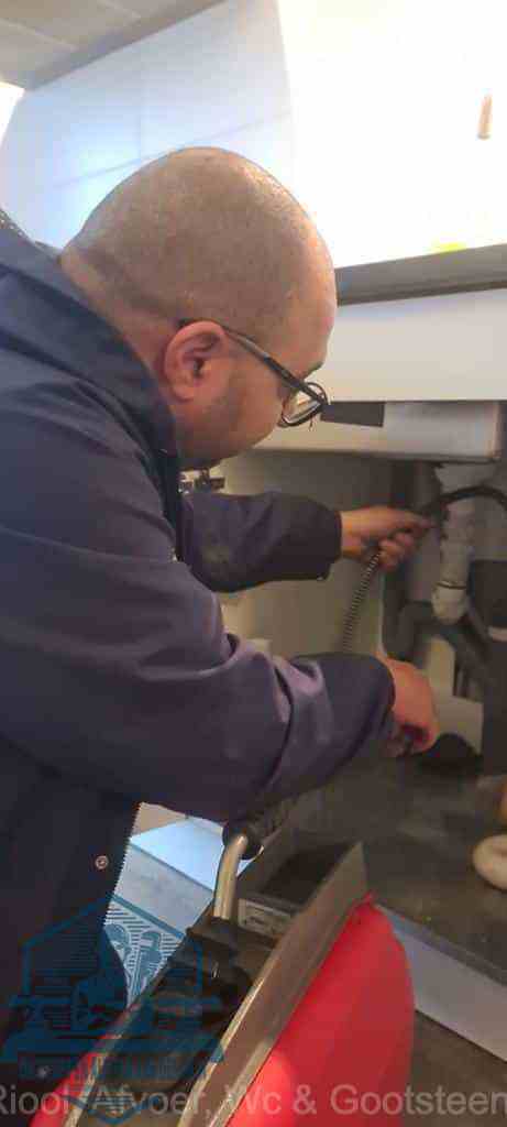 loodgieter-aan-het-werk-in-badkamer