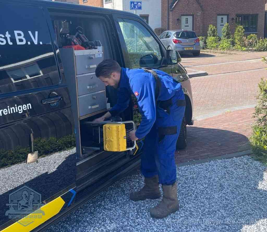 Een monteur pakt apparatuur uit de bedrijfsbus voor service aan huis, het moment om een professional in te schakelen voor een verstopte wc in Alphen aan den Rijn