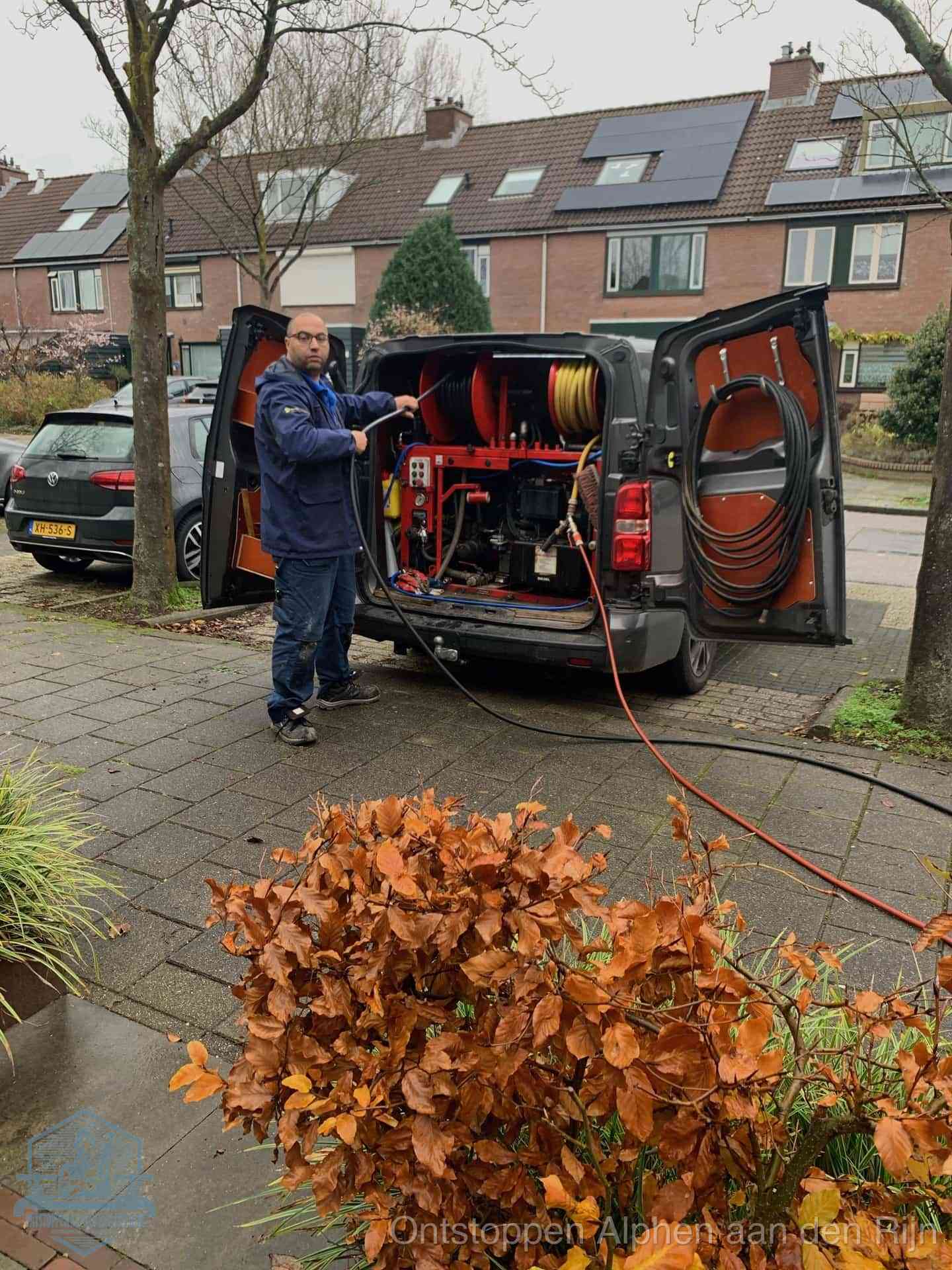 Rioolservice in de wijk in Alphen aan den Rijn