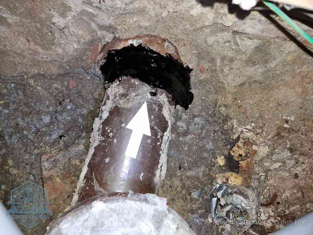 Een oude gres rioolbuis met een beschadigde koppeling onder de vloer, oorzaak van terugkerende structurele wc-problemen in Alphen aan den Rijn
