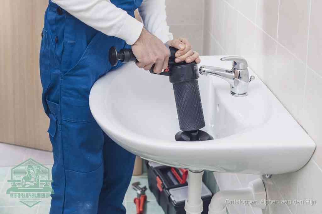 Een te ruwe doe-het-zelf poging met een hand-pomp op de afvoer van een badkamer-wastafel, een van de veelgemaakte fouten bij afvoer ontstoppen in Alphen aan den Rijn